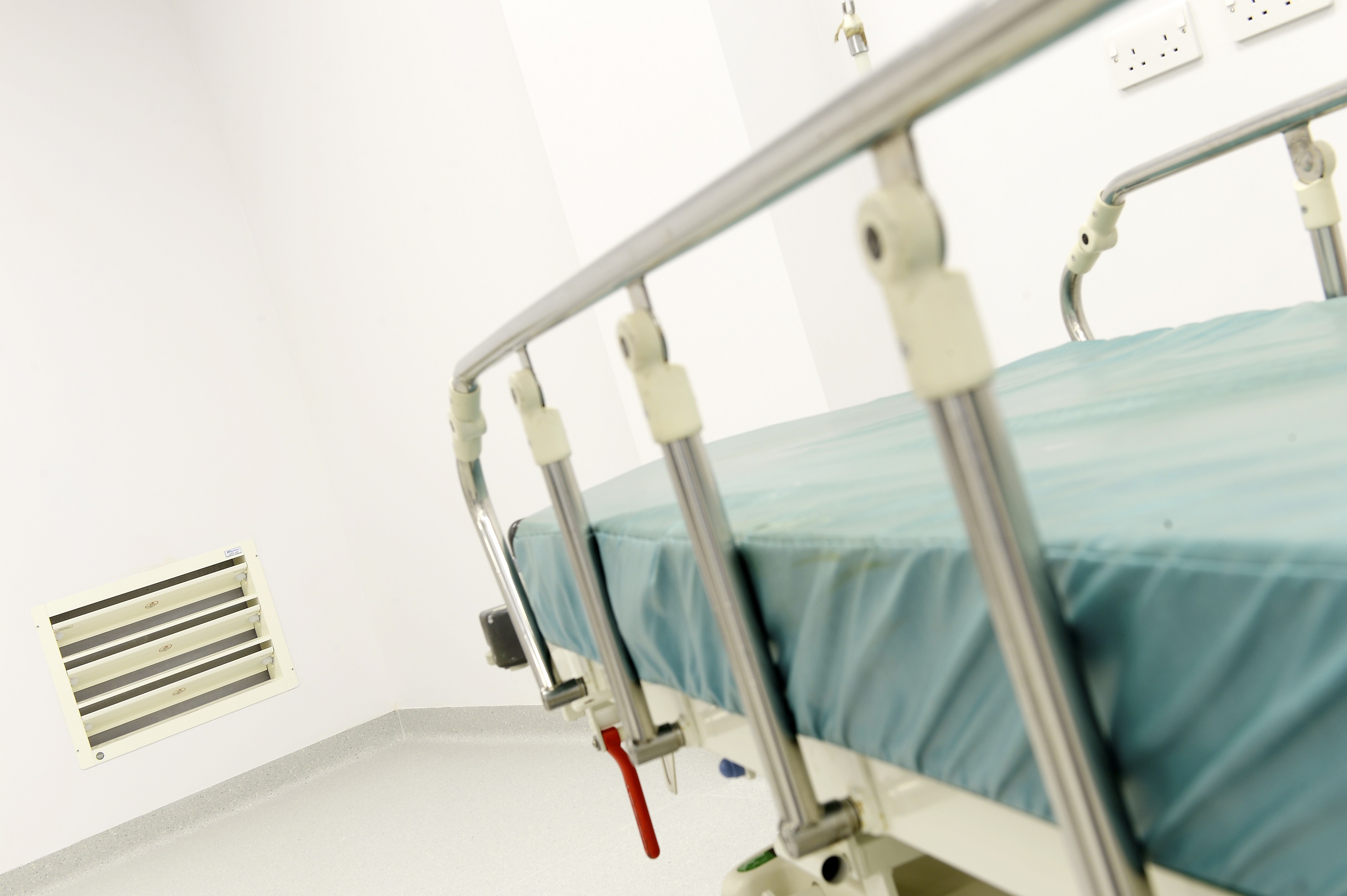 Air flows away from the operating theatre to the corridor