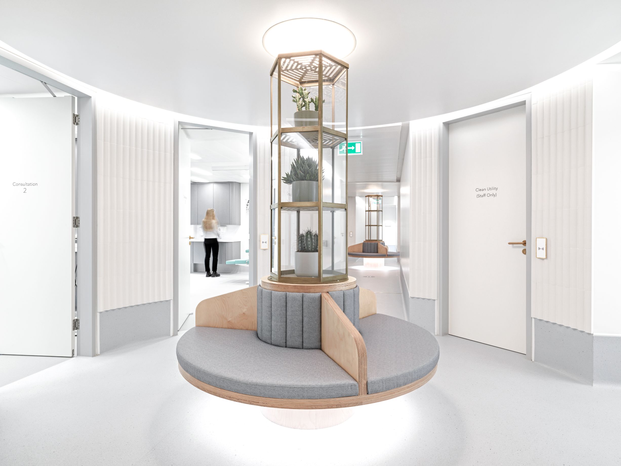 Seating areas between zones allow for relaxation and reflection