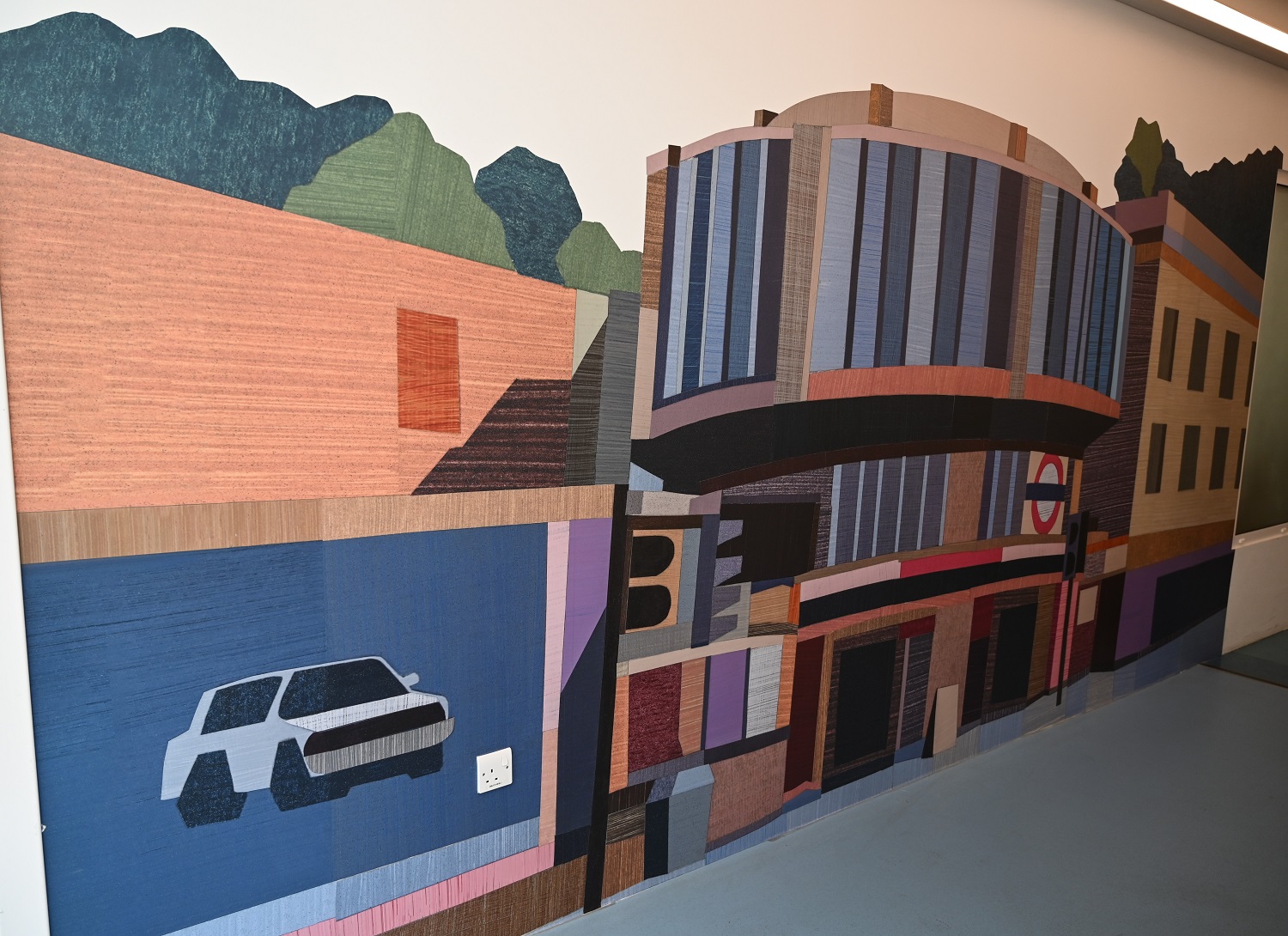 The display includes a panorama of London, an image of Albert Bridge, and another of a Tube station