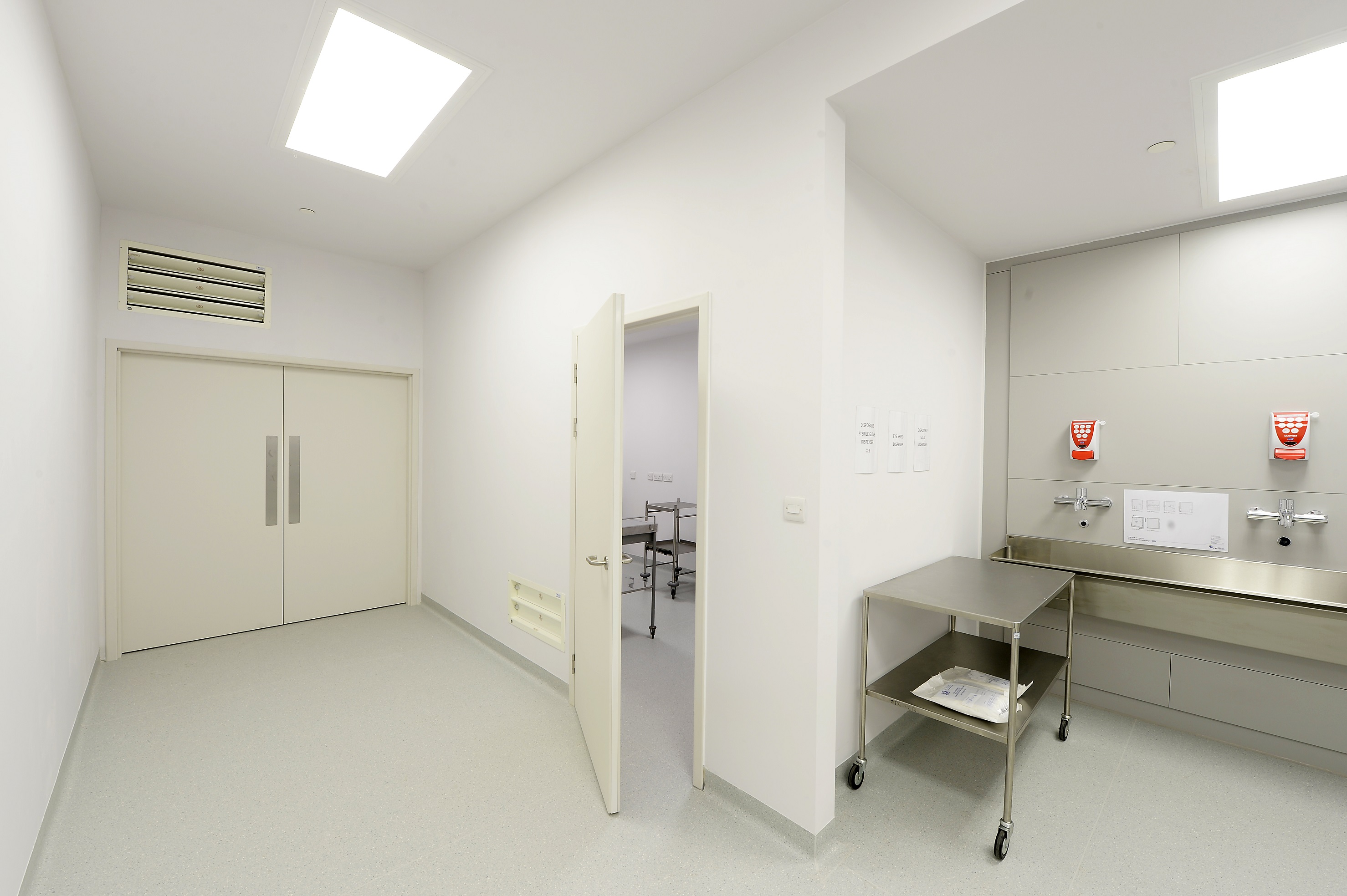 Controlling airborne contamination within operating theatres